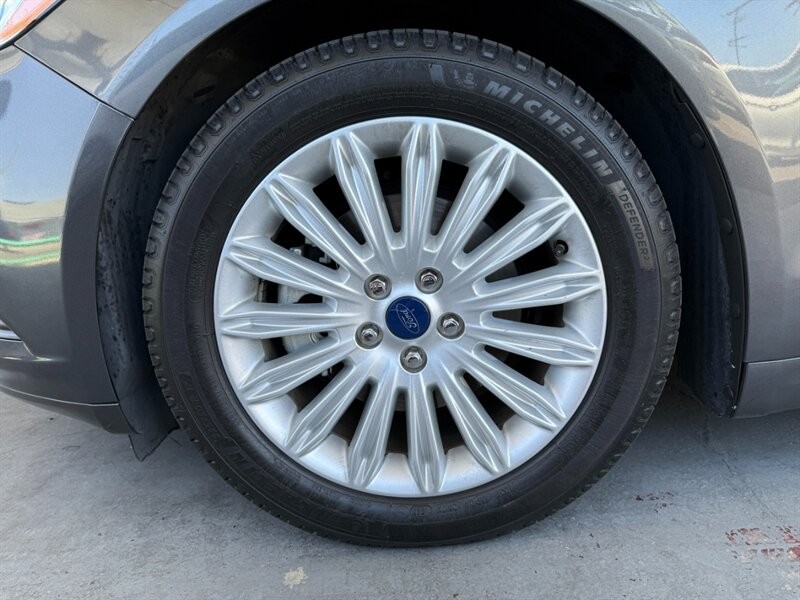 Ford Fusion Vehicle Full-screen Gallery Image 37