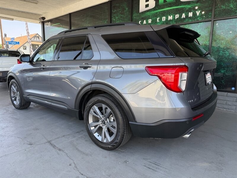 Ford Explorer Vehicle Full-screen Gallery Image 06
