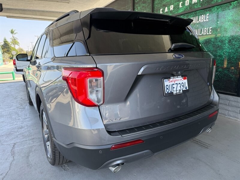 Ford Explorer Vehicle Full-screen Gallery Image 07