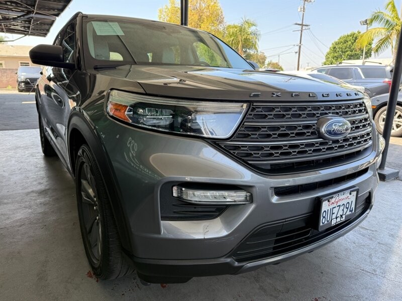 Ford Explorer Vehicle Full-screen Gallery Image 09