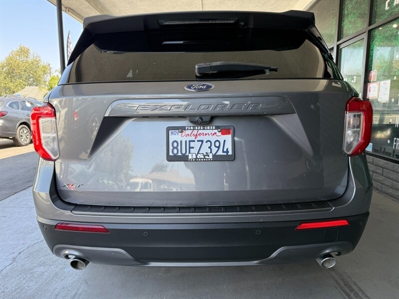 Ford Explorer Vehicle Full-screen Gallery Image 10