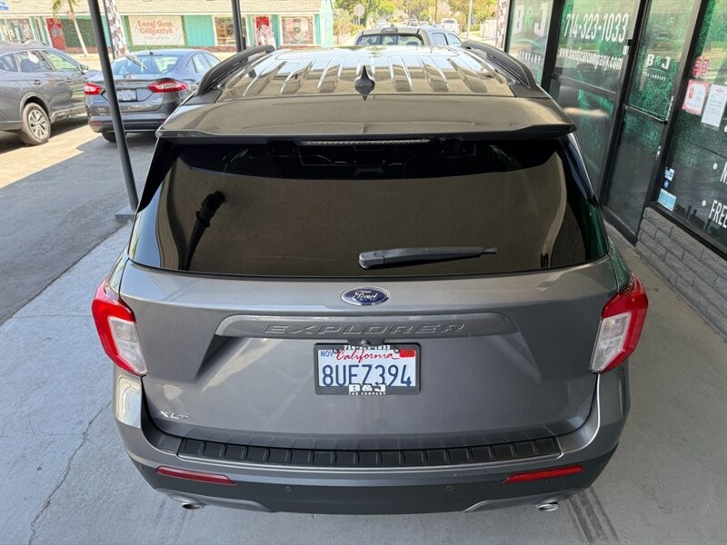 Ford Explorer Vehicle Full-screen Gallery Image 11
