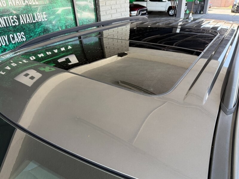 Ford Explorer Vehicle Full-screen Gallery Image 14