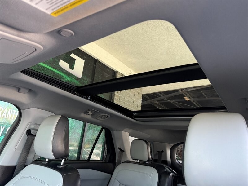 Ford Explorer Vehicle Full-screen Gallery Image 15