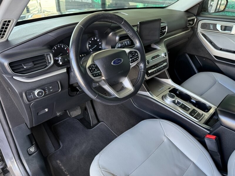 Ford Explorer Vehicle Full-screen Gallery Image 16