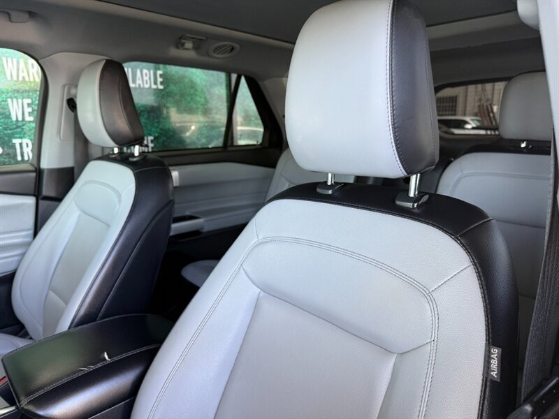 Ford Explorer Vehicle Full-screen Gallery Image 17