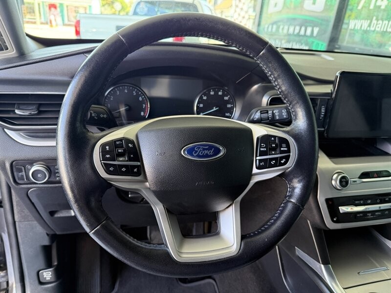 Ford Explorer Vehicle Full-screen Gallery Image 18