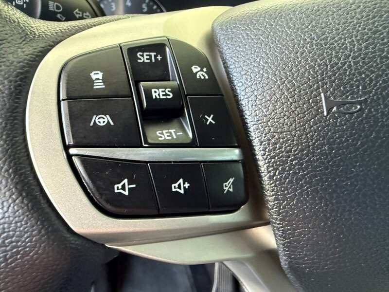 Ford Explorer Vehicle Full-screen Gallery Image 19