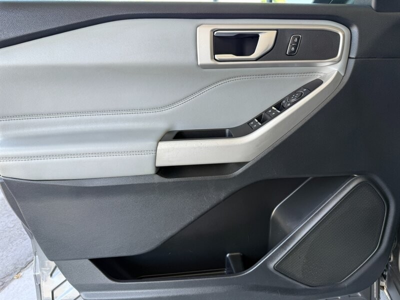 Ford Explorer Vehicle Full-screen Gallery Image 21