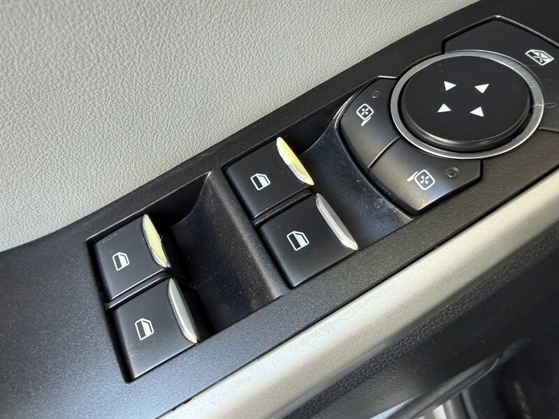 Ford Explorer Vehicle Full-screen Gallery Image 22