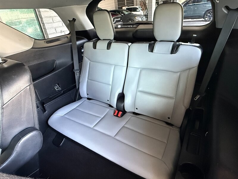 Ford Explorer Vehicle Full-screen Gallery Image 24