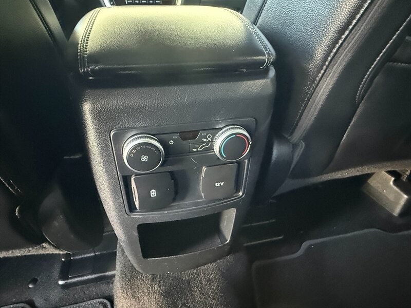 Ford Explorer Vehicle Full-screen Gallery Image 25