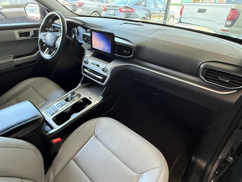 Ford Explorer Vehicle Full-screen Gallery Image 26