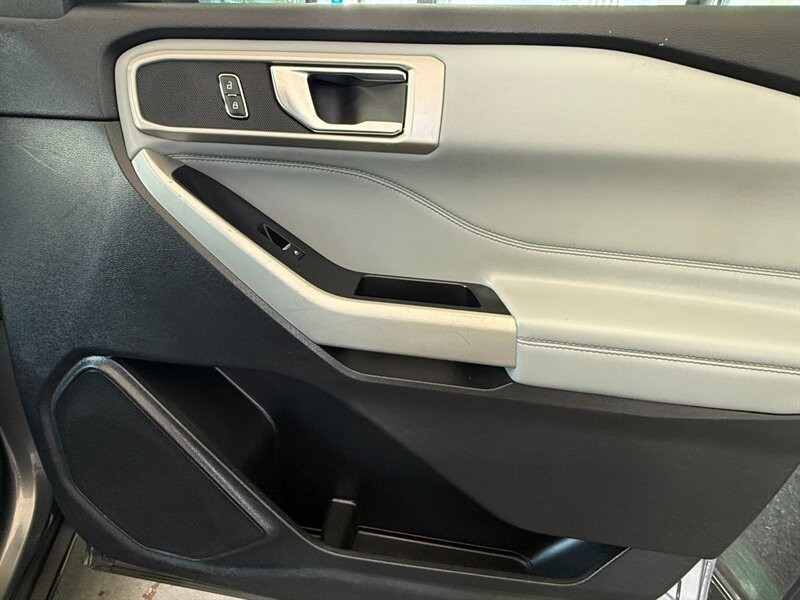 Ford Explorer Vehicle Full-screen Gallery Image 27