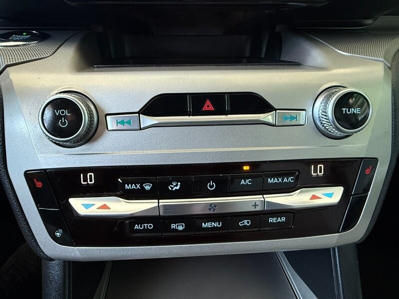 Ford Explorer Vehicle Full-screen Gallery Image 32