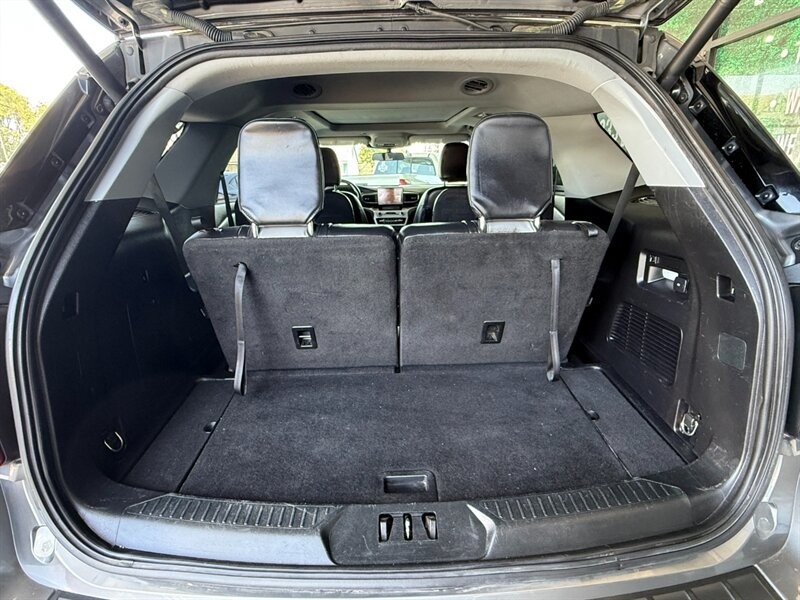 Ford Explorer Vehicle Full-screen Gallery Image 35