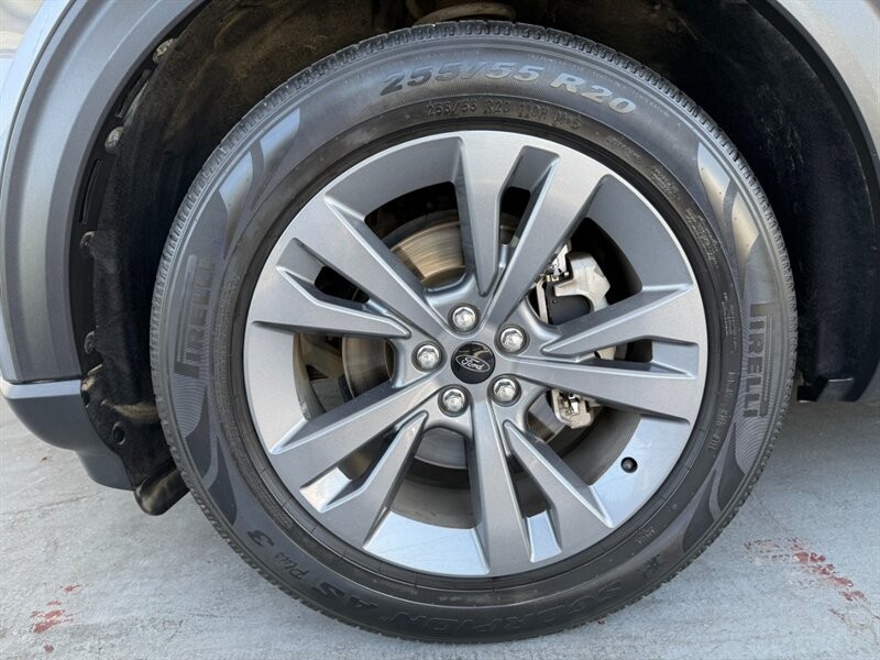 Ford Explorer Vehicle Full-screen Gallery Image 37