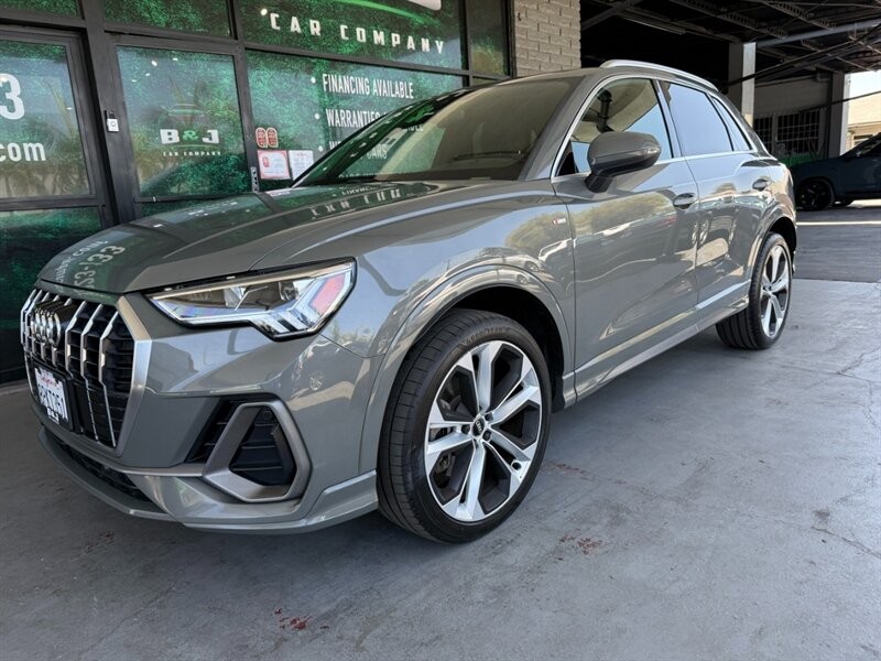 Audi Q3 Vehicle Full-screen Gallery Image 01