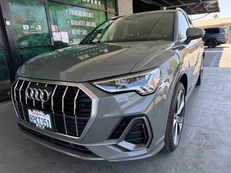 Audi Q3 Vehicle Full-screen Gallery Image 03