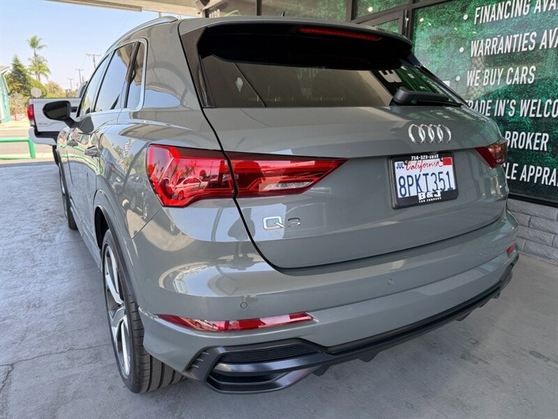 Audi Q3 Vehicle Full-screen Gallery Image 07