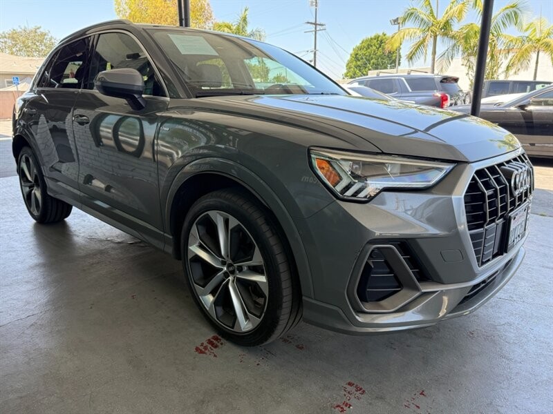 Audi Q3 Vehicle Full-screen Gallery Image 08