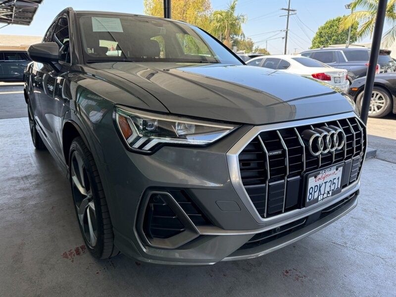 Audi Q3 Vehicle Full-screen Gallery Image 09