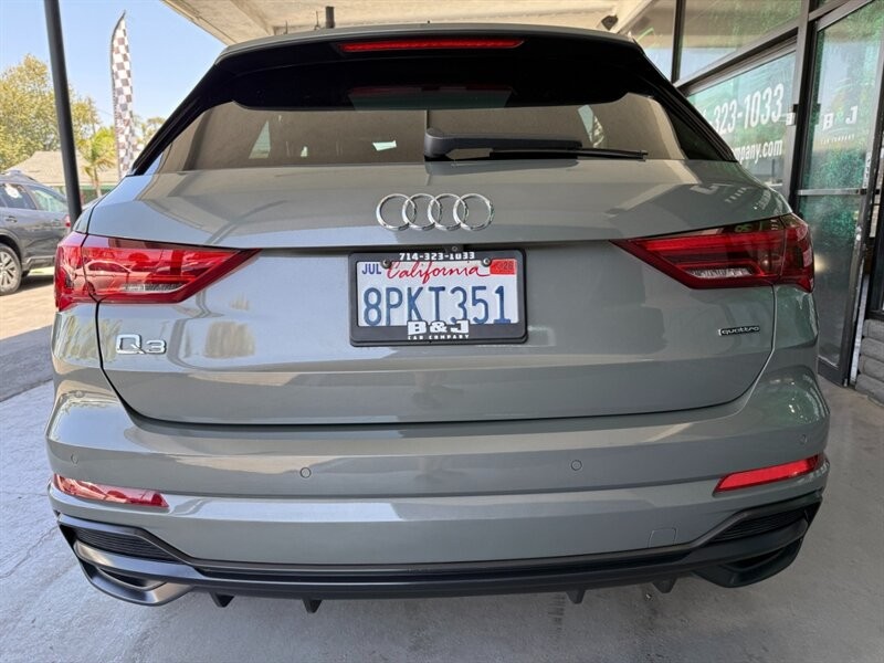 Audi Q3 Vehicle Full-screen Gallery Image 14