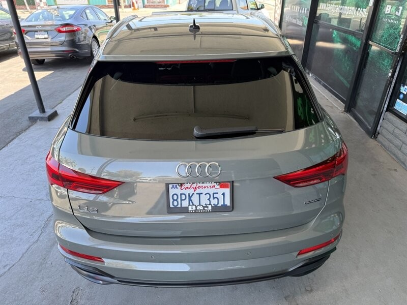 Audi Q3 Vehicle Full-screen Gallery Image 15