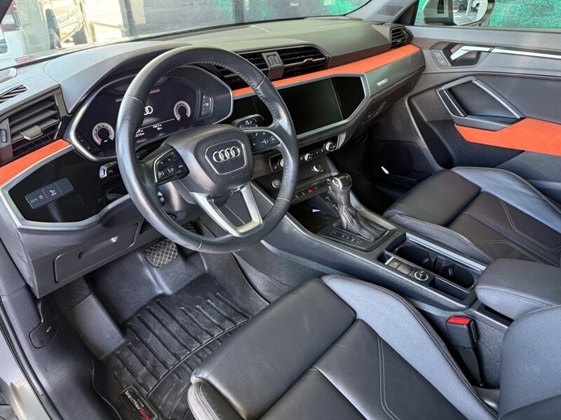 Audi Q3 Vehicle Full-screen Gallery Image 18