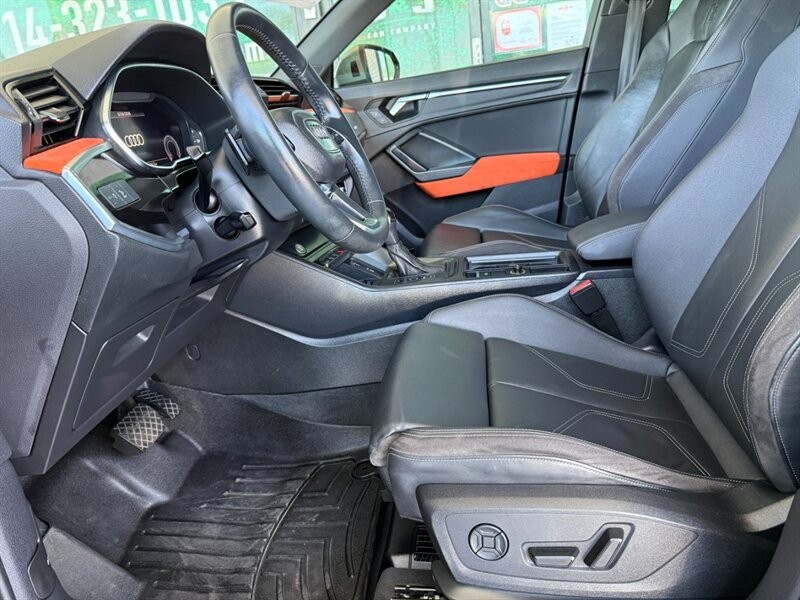 Audi Q3 Vehicle Full-screen Gallery Image 19