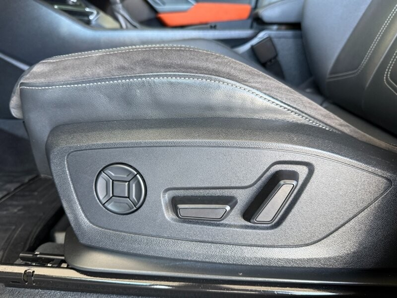 Audi Q3 Vehicle Full-screen Gallery Image 21