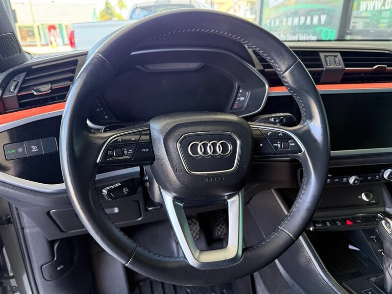 Audi Q3 Vehicle Full-screen Gallery Image 22