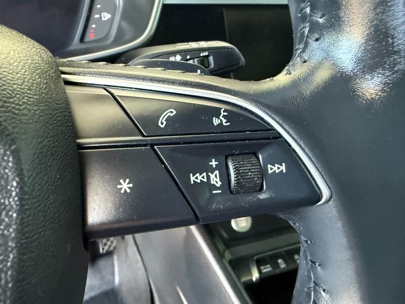Audi Q3 Vehicle Full-screen Gallery Image 24