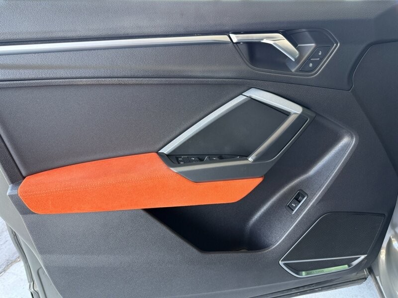 Audi Q3 Vehicle Full-screen Gallery Image 25
