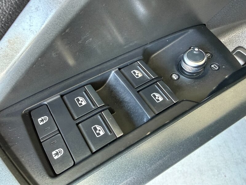 Audi Q3 Vehicle Full-screen Gallery Image 26