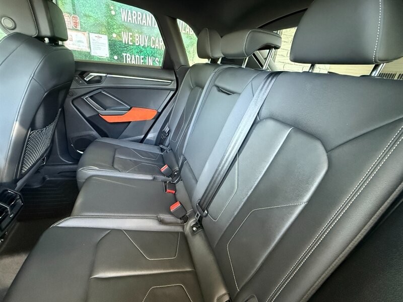 Audi Q3 Vehicle Full-screen Gallery Image 27