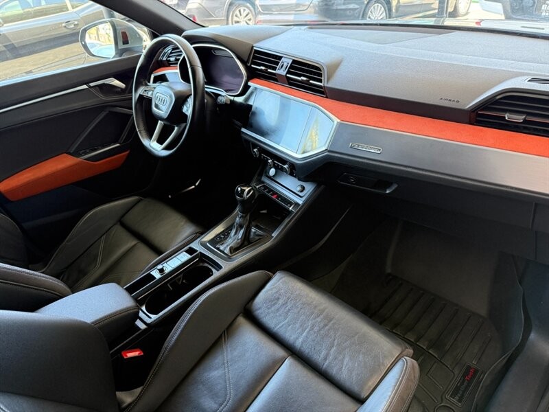 Audi Q3 Vehicle Full-screen Gallery Image 28