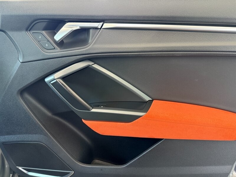 Audi Q3 Vehicle Full-screen Gallery Image 30