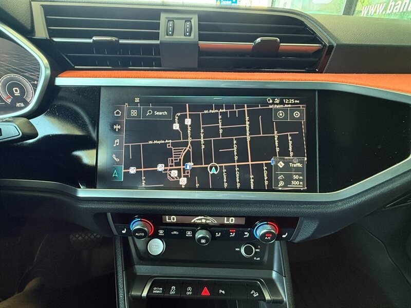 Audi Q3 Vehicle Full-screen Gallery Image 33