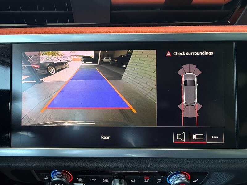 Audi Q3 Vehicle Full-screen Gallery Image 35