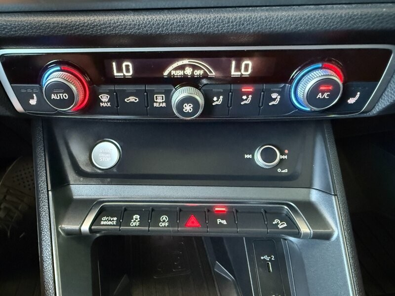 Audi Q3 Vehicle Full-screen Gallery Image 36