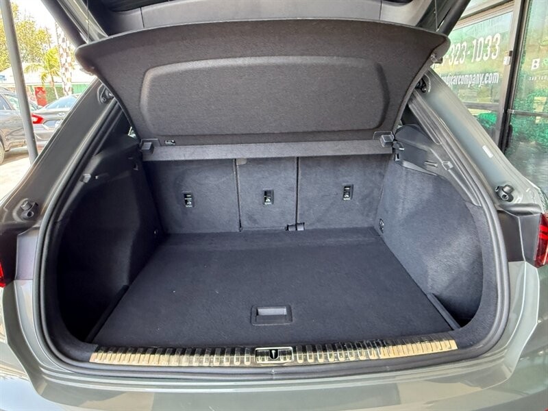 Audi Q3 Vehicle Full-screen Gallery Image 37