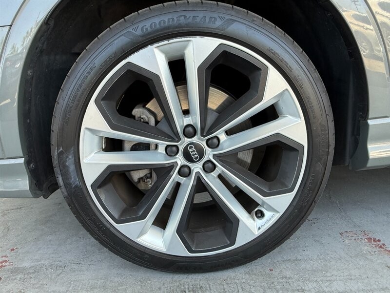 Audi Q3 Vehicle Full-screen Gallery Image 39