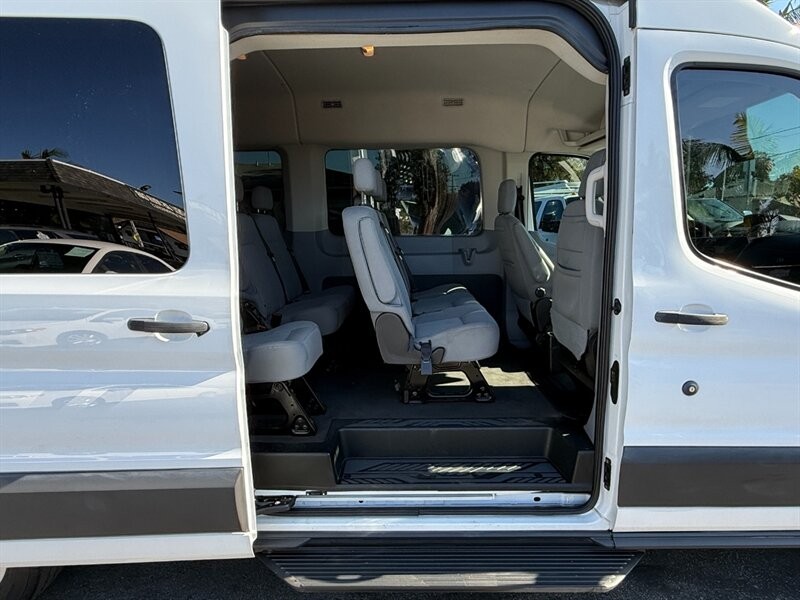 Ford Transit Passenger Wagon Vehicle Full-screen Gallery Image 32
