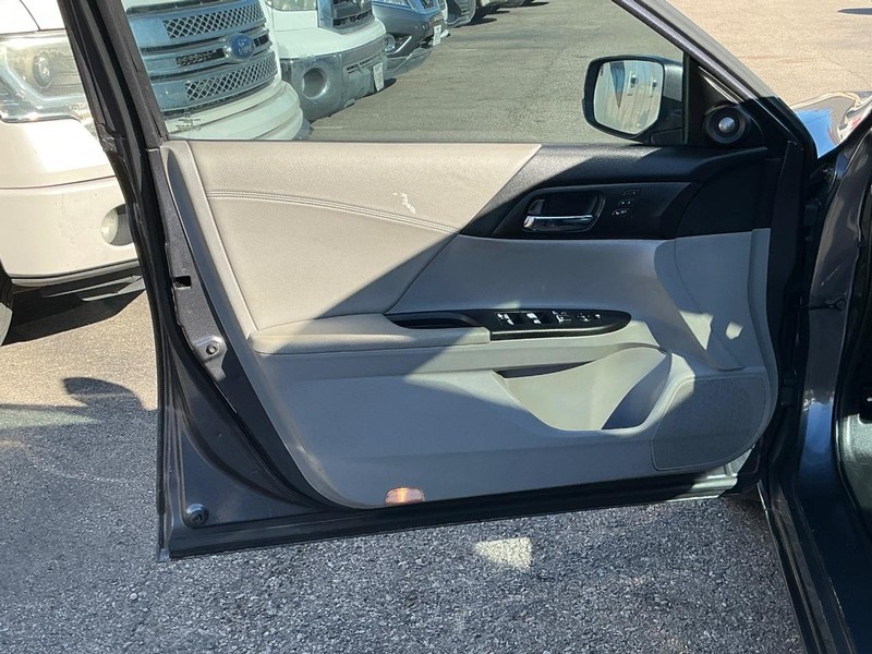 Honda Accord Sedan Vehicle Full-screen Gallery Image 12