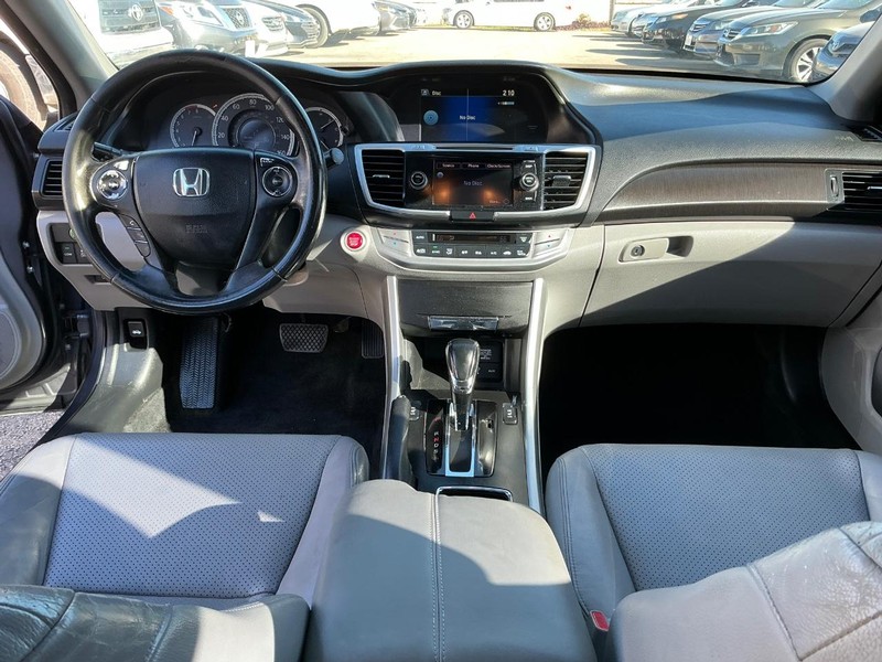 Honda Accord Sedan Vehicle Full-screen Gallery Image 16
