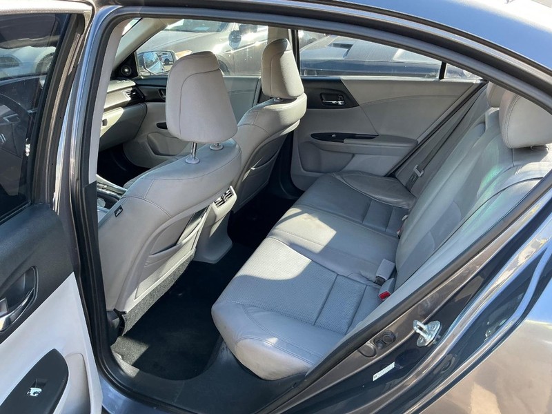 Honda Accord Sedan Vehicle Full-screen Gallery Image 21