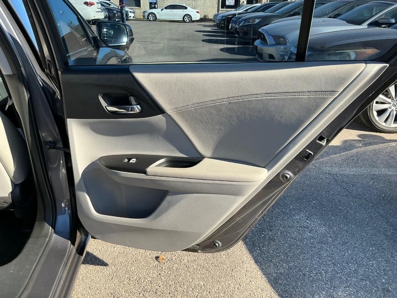 Honda Accord Sedan Vehicle Full-screen Gallery Image 23