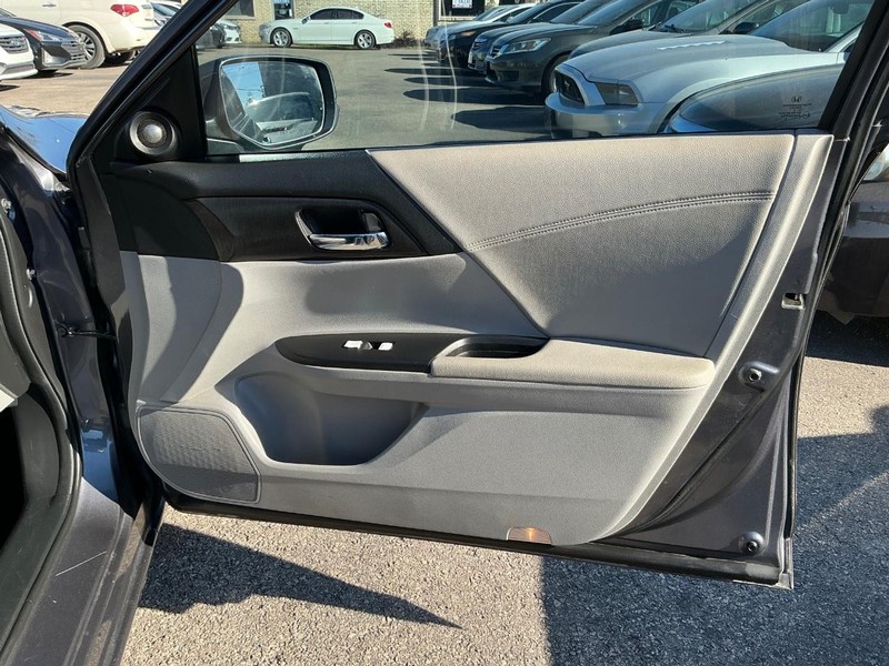 Honda Accord Sedan Vehicle Full-screen Gallery Image 24