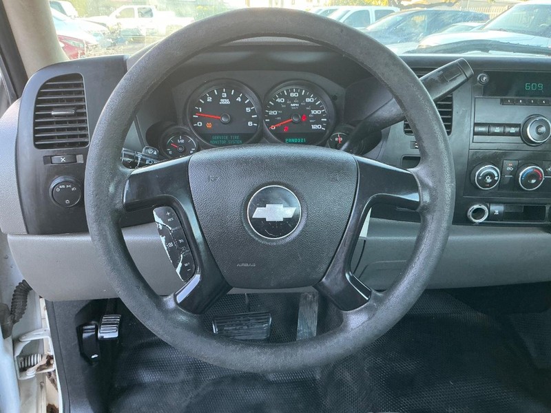 Chevrolet Silverado 1500 Vehicle Full-screen Gallery Image 16